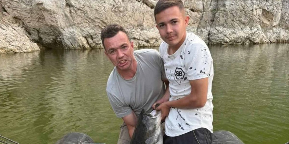 Vodeni džin jedva izvučen iz Sjeničkog jezera: Otac i sin ulovili kapitalca kakav se retko viđa (FOTO)