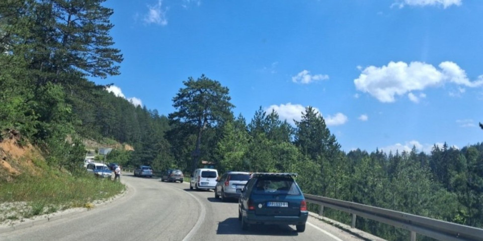 Usporen saobraćaj ka crnogorskom primorju: Za turiste oduševljenje, za vozače glavobolja!