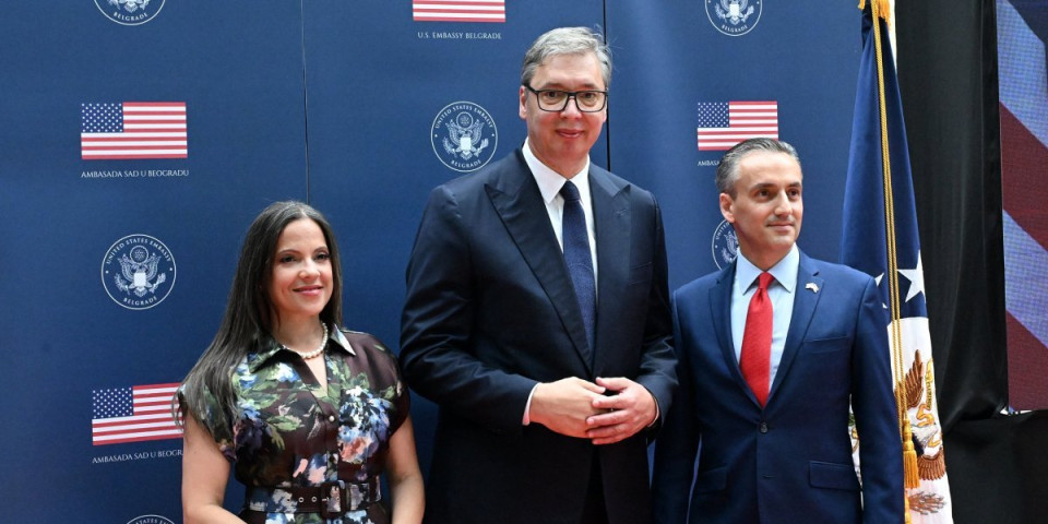 Vučić na svečanom prijemu u Ambasadi SAD! Obeležava se veliki jubilej – 250 godina američke nezavisnosti (FOTO)