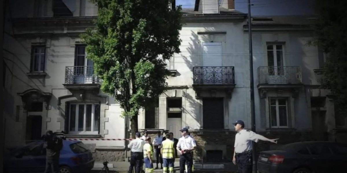 Policija ispred kuće