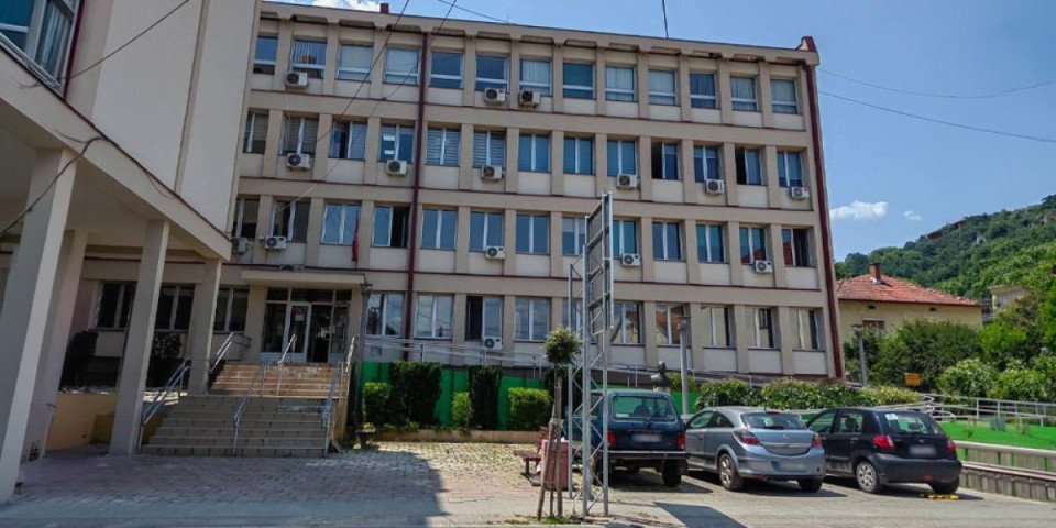 Užas kod Vladičinog Hana: Dete (6) palo sa stepenica, hitno prebačeno u UKC Niš