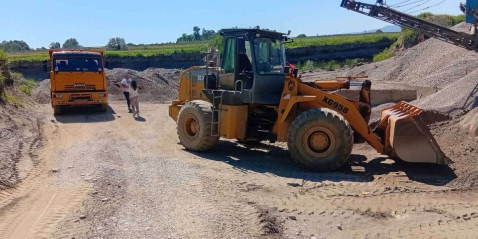Muljali sa peskom i šljunkom na Drini: Uhapšena tri muškarca iz okoline Vladimiraca