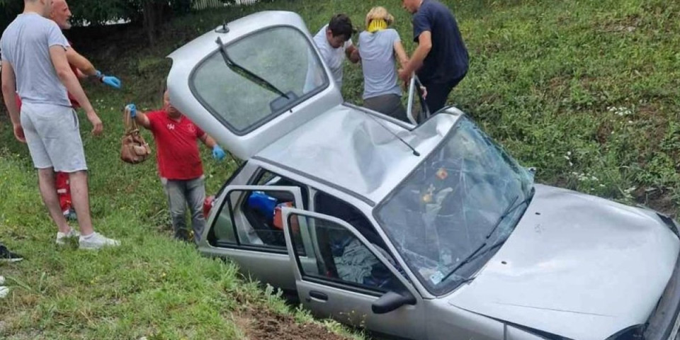 Teško povređena jedna osoba u nesreći kod Svilajnca: Auto smrskan, delovi po putu (FOTO)