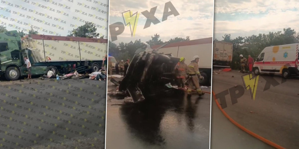 (UZNEMIRUJĆE) Devetoro mrtvih u sudaru minibusa i kamiona! Tela leže po ulici, užasavajuće scene se šire mrežama