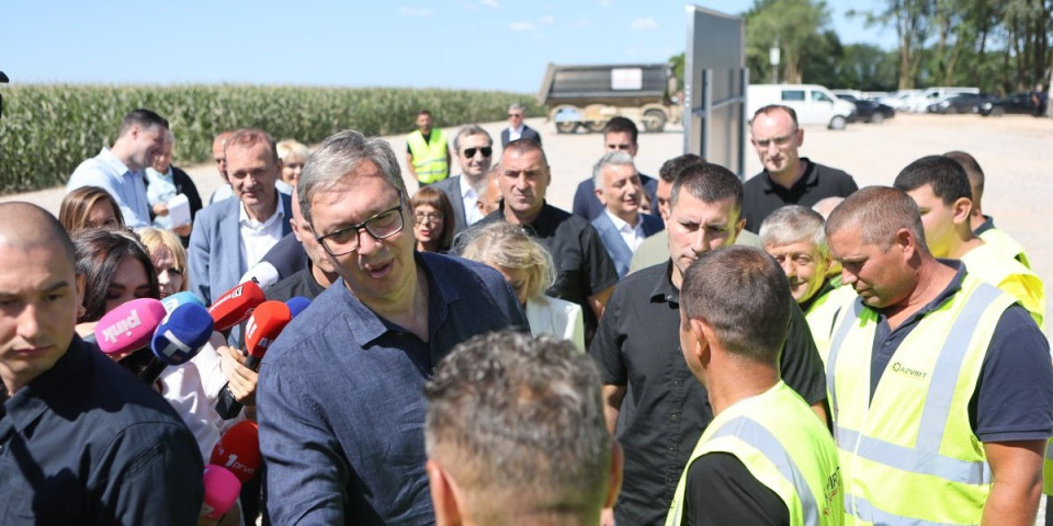 "Jesi li rešio da se ženiš ovde?" Vučić poručio inženjeru iz Azerbejdžana: Da dobiješ državljastvo i živiš u Srbiji (FOTO)