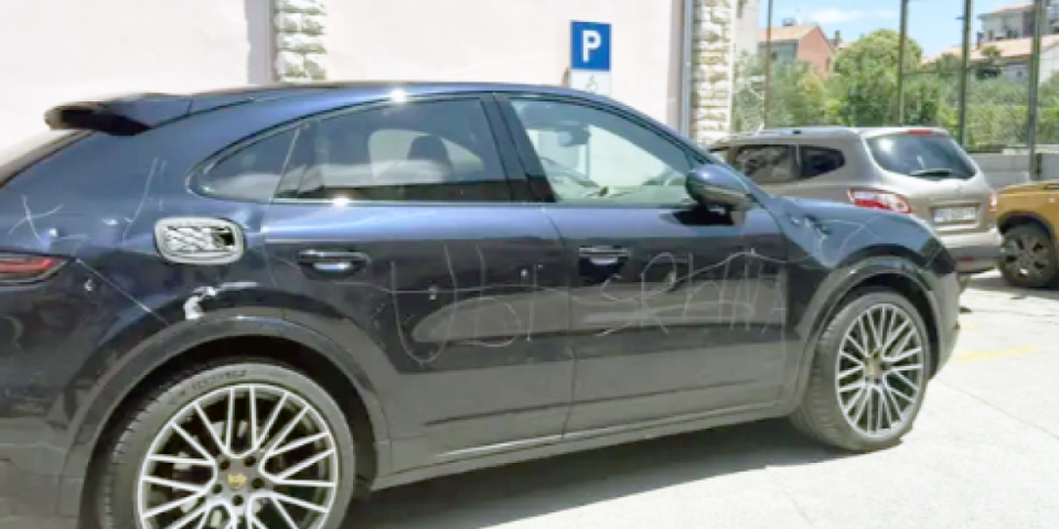 Vandalizam u Istri! Na automobilu beogradskih tablica urezana jeziva poruka! (FOTO)