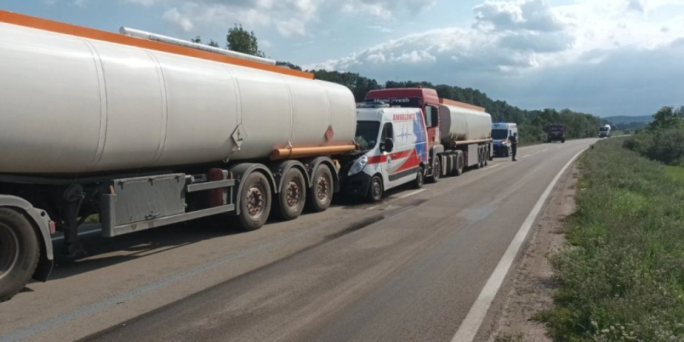 Sanitetsko vozilo zaglavljeno između dve cisterne: Prve slike sa mesta sudara kod Bora (FOTO)