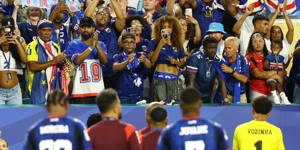 Fudbal je mnogo više od igre: Slomljen zaplakao u zagrljaju sina i devojke , snimak sa Mundijala kida dušu