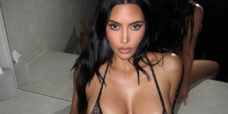 Bujnim oblinama izbija oči: Minijaturni bikini jedva prekrio bradavice - Kim usijala mreže (FOTO)