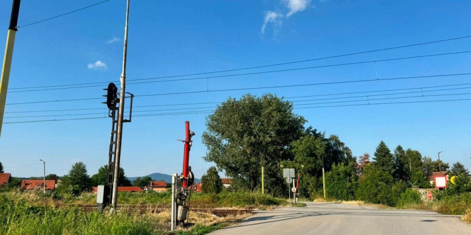 Na ovom pružnom prelazu otvorite četvore oči! Rampa naprasno uklonjena, meštani kažu bez obaveštenja