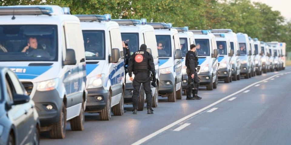 Haos u Nemačkoj zbog AfD! Žestoki sukobi sa policijom, opsadno stanje u Erfurtu! (FOTO/VIDEO)