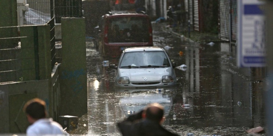 Bujice nadiru kroz grad: Snažno nevreme pogodilo Istanbul! (VIDEO)