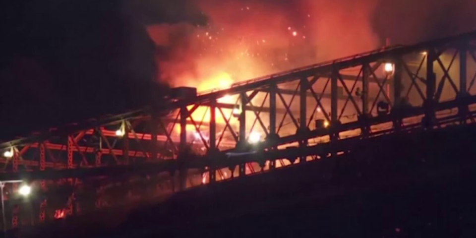 (VIDEO) Horor u Njujorku! Zapalio se Bruklinski most: Mreže gore, drama je velika, snimci se šire ogromnom brzinom