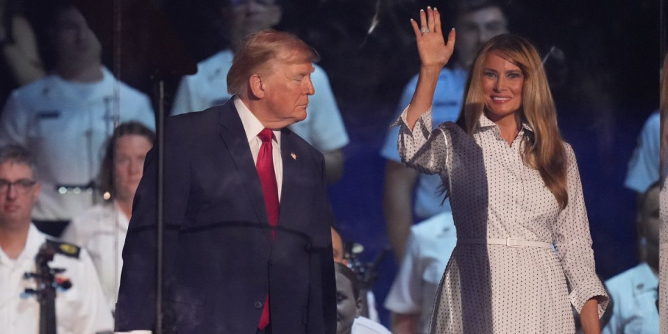 Sve oči uprte u Melaniju Tramp: U tufnastoj haljini ukrala šou - prva dama blista (FOTO)