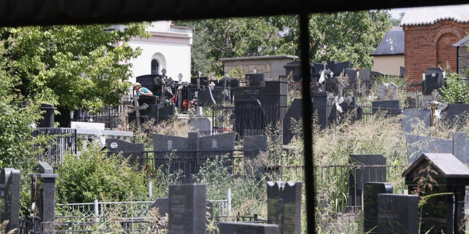 Posle horora na Mokroluškom groblju: Razvaljene grobnice i isečen metal nakon vandalskog pohoda (FOTO/VIDEO)
