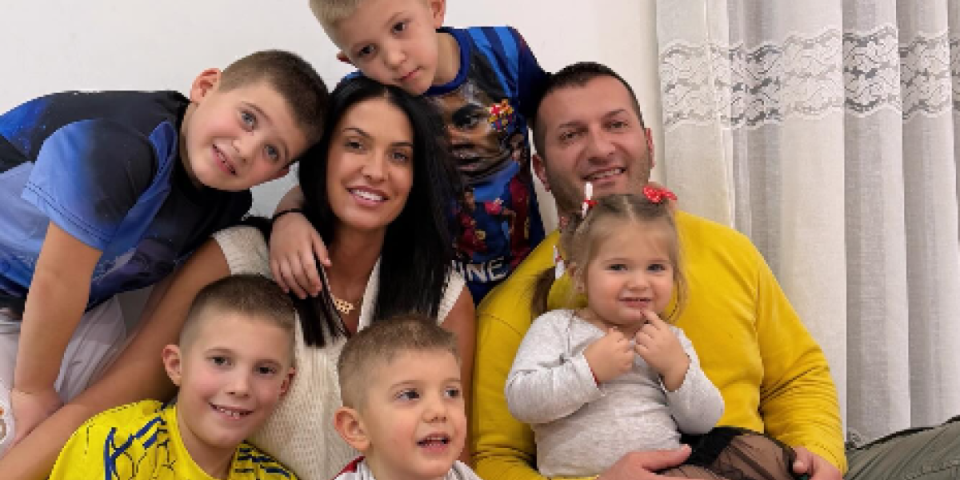 Mašala! Tomanovići imaju petoro dece i šesto je na putu! (VIDEO)