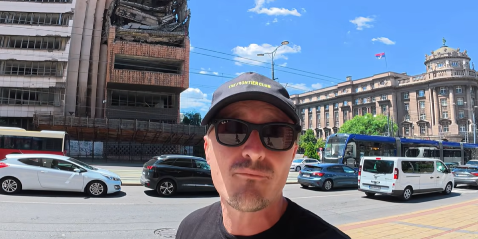 Britanac poručio usred Beograda: „Ljudi su predivni, a hrana je ludački dobra!“ A evo šta je rekao o NATO ruševinama i ratu na Kosovu! (VIDEO)