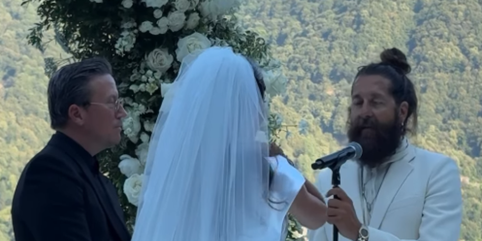Hit scena sa luksuznog venčanja srpske influenserke! Poznata Ruskinja se bacila na kolena (VIDEO)