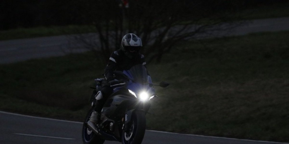 Mladić (19) neregistrovanim motorom divljao po gradu, pa izazvao šok ispred policijske stanice: Nepromišljeni potez motocikliste iz Bjelovara
