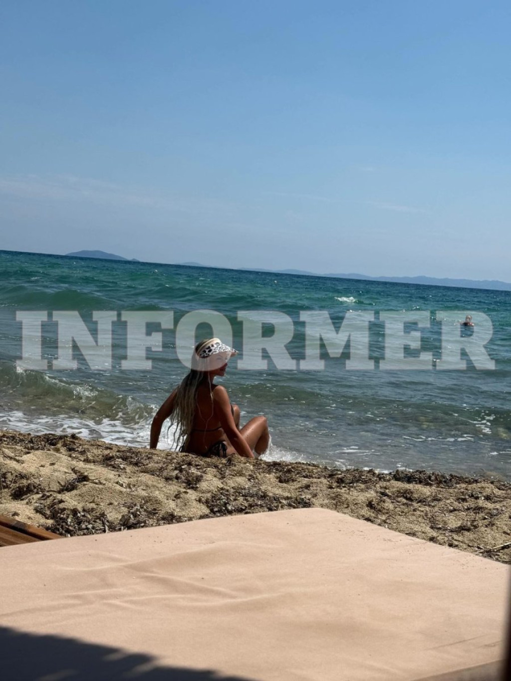 Vreli paparaco Anje Todorović: Tangice se uvukle u guzu a bujni dekolte mami uzdahe