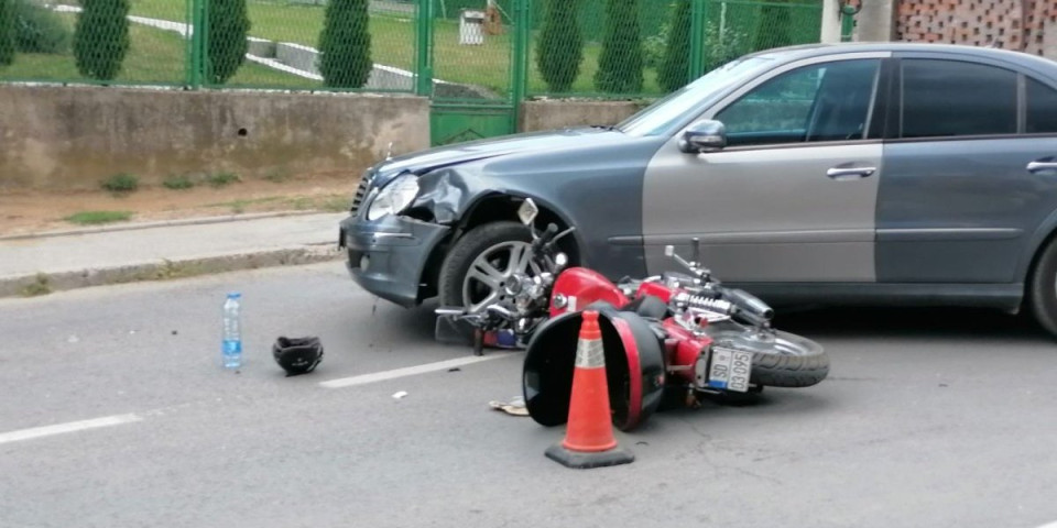 Sudar motora i automobila: Karambol u Vojvode Stepe - delovi rasuti po putu (FOTO)