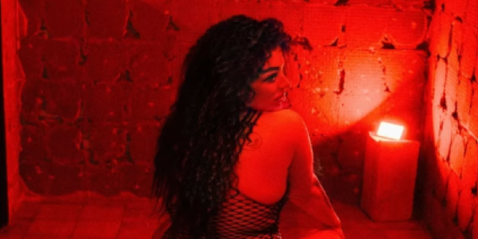 (FOTO 18+) Pevačica prodaje svoju intimu po promo ceni: Iscurela njena gola fotografija