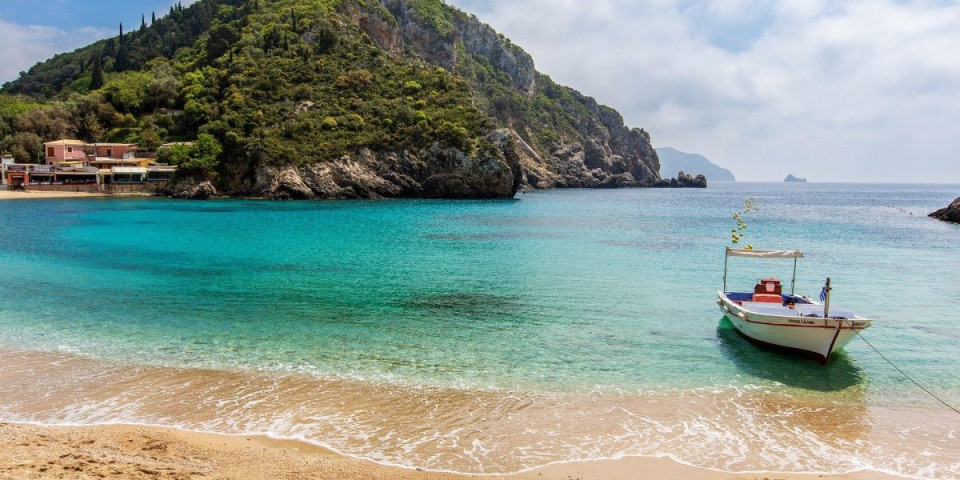 Srpkinja otišla na čuvenu plažu u Grčkoj i doživela istorijski šok: Kad su joj rekle cenu ležaljki, samo se okrenula i pobegla