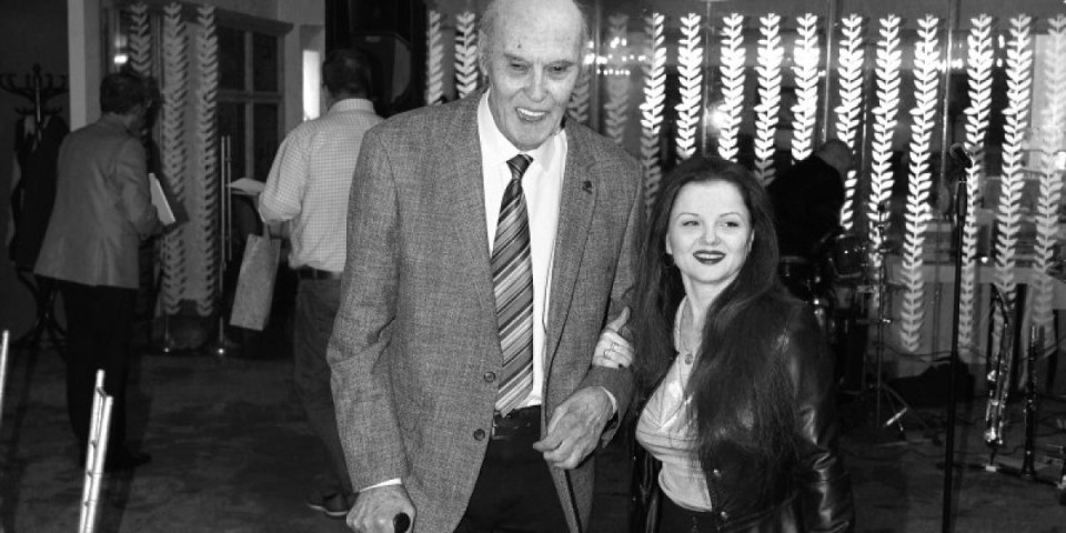 "Voda mu izlazila kroz kožu, bio je crn": Komšinica otkrila šta se dešavalo sa pevačem pre smrti