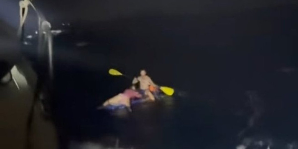 Dramatičan snimak! Pogledajte spasavanje turista i psa po jakoj buri kod Makarske (VIDEO)