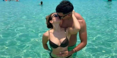 Intimni na plaži i to pred svima! Anđela se dohvatila sa markantnim dečkom - Mišićavi i goli bez blama