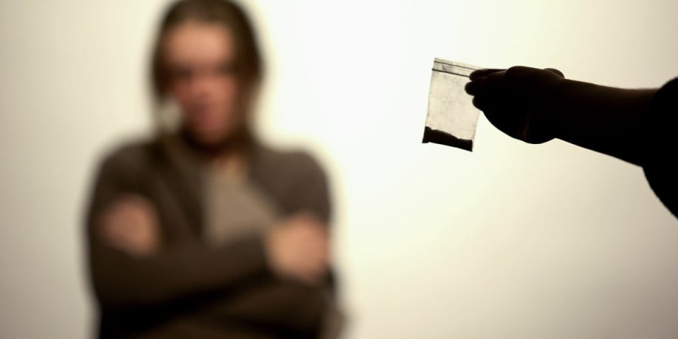 Uhvaćen maloletni diler: U travi zakopao narkotike i vagicu za precizno merenje!