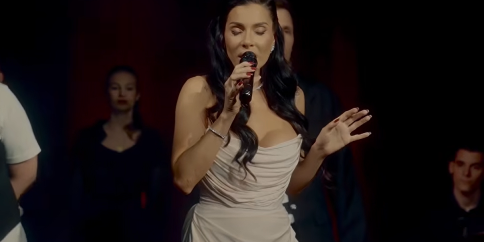 Mia prepevala svoje najveće hitove, fanovi u šoku! "Šta uradi ova žena?!"