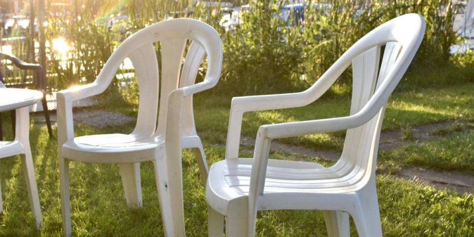 Kako očistiti plastične stolice? Jednostavan način da ponovo budu kao nove - sve već imate kod kuće