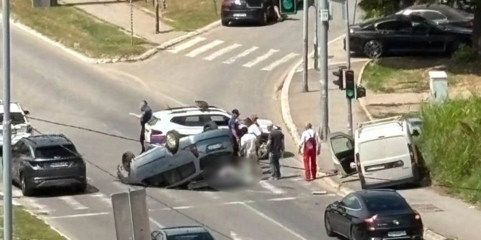 Jeziva saobraćajka na Čukarici: Žestok sudar dva vozila, jedno na krovu (FOTO/VIDEO)
