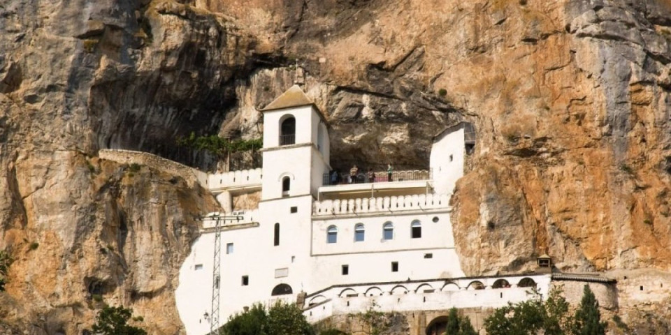 Devojčicu doveli na Ostrog da umre, a onda se desilo čudo: Svedočenje monaha o isceljenju devojčice