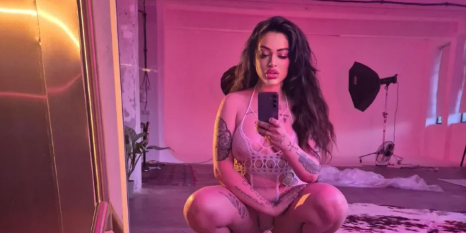 Gole grudi pustila na ispašu! Pevačica prodaje svoju intimu - Sada priredila užitak za džabe (FOTO)