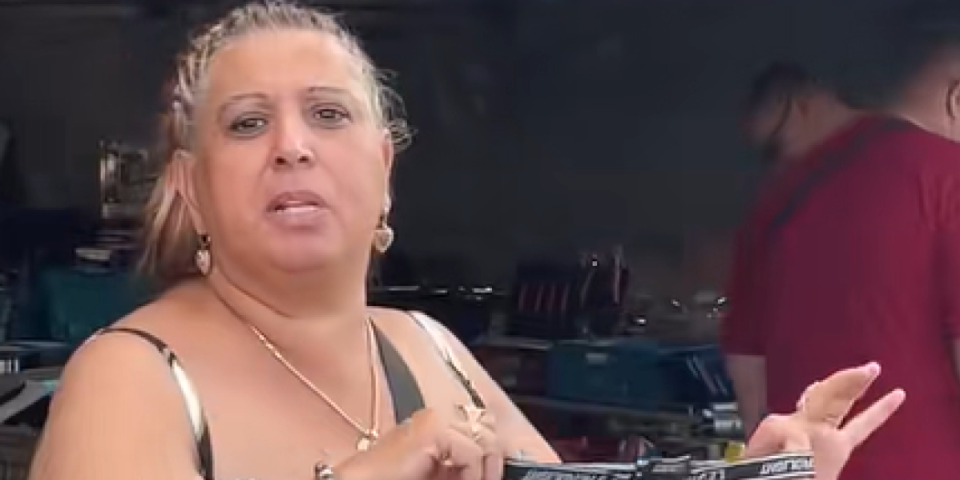 Urnebesan snimak sa Šabačkog vašara zapalio mreže: Žena prodaje „gaće sa GPS-om”, cela Srbija plače od smeha zbog onoga što drži u ruci! (VIDEO)