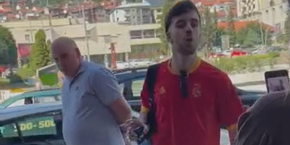 Težak nasilnik i prostak: Pogledajte šta je siledžijski blokader uradio aktivistkinji SNS (VIDEO)