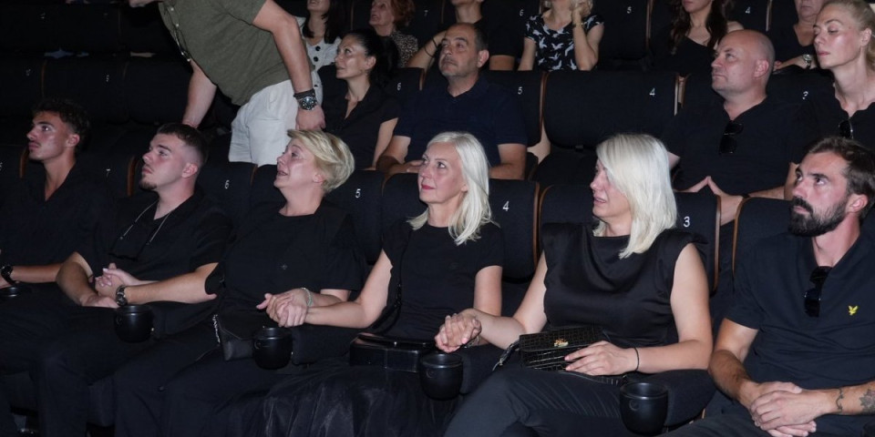 Unuci Andrije Bajića prvi put pred kamerama! Svi gledali u momke na komemoraciji - Nisu se odvajali od 3 plavuše!