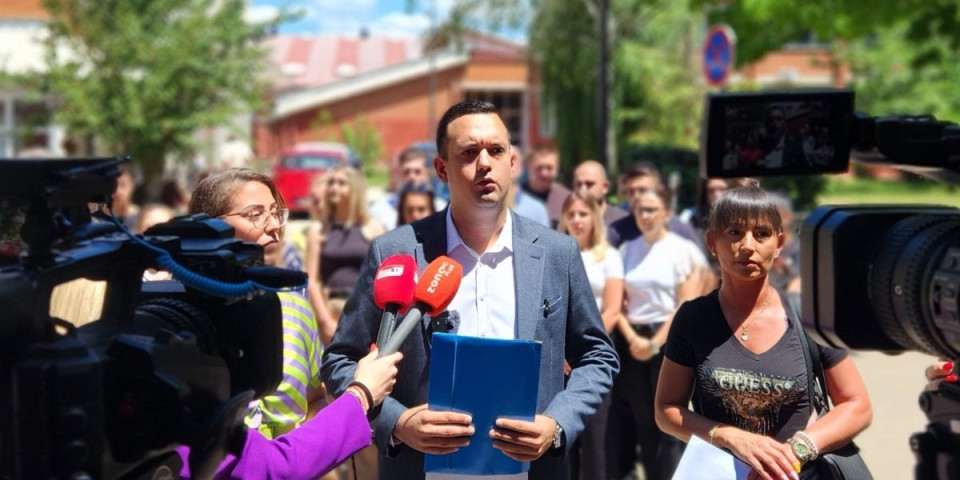 Dragan Milić Medijanu pretvorio u svoj politički štab! Oštra reakcije Unije mladih SNS Niš (FOTO)