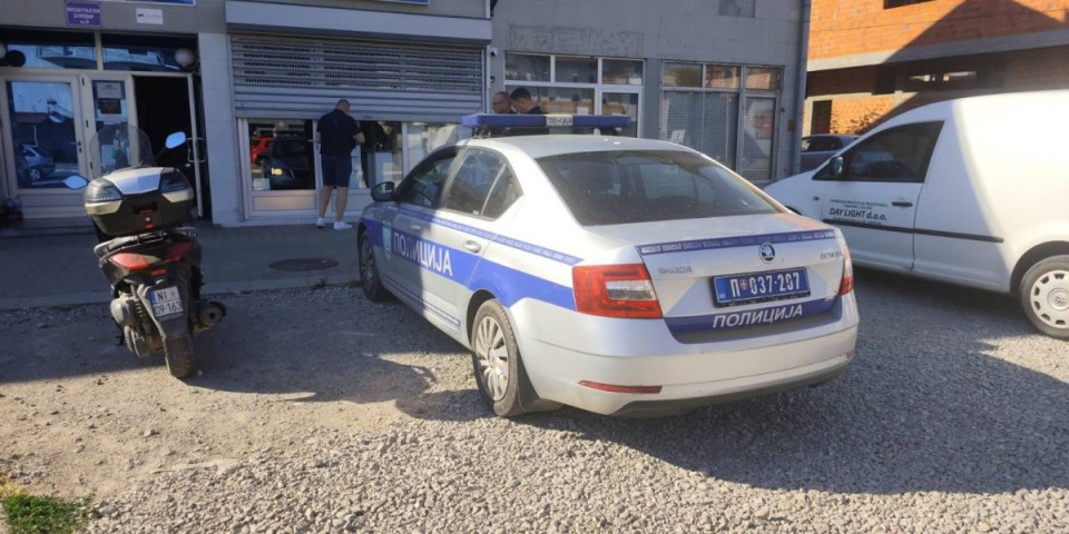 Drama u Nišu! Maloletnica nasrnula nožem na prolaznicu - Policija morala da je savlada (FOTO)