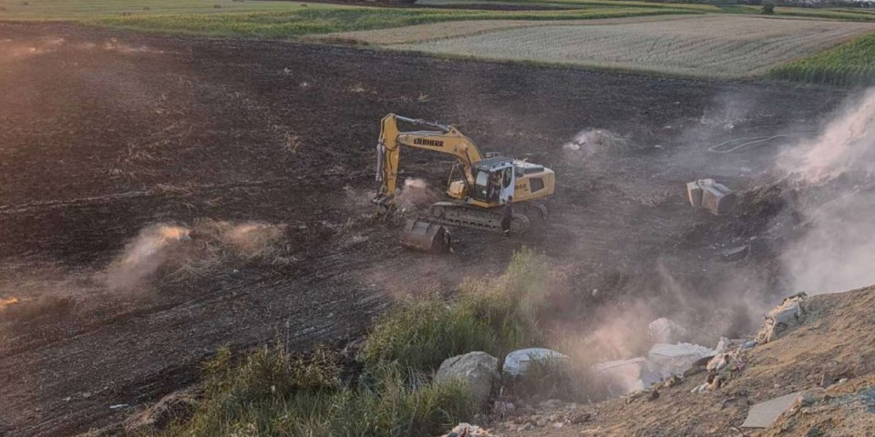 Zapalila se deponija u Zrenjaninu: Vatra se brzo proširila, 20 vatrogasaca se borilo sa buktinjom (FOTO)