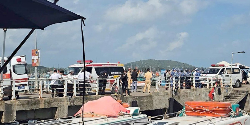 (UZNEMIRUJUĆI SNIMAK) Prevrnuo se turistički gliser! Ima mnogo mrtvih: Horor u blizini poznatog letovališta