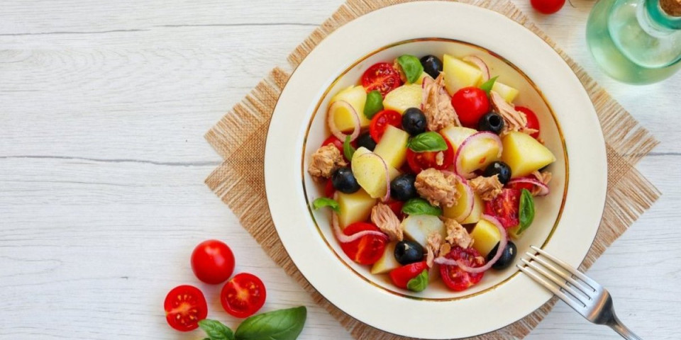Zapečeno povrće sa tunjevinom i krompirom: Ukusna obrok salata idealna za dane posta