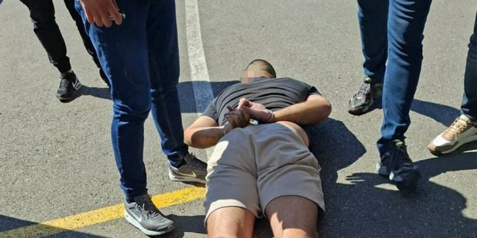 Pao saradnik "kavačkog" klana: Nađena mu ozbiljna količina droge, novac i "blinda" (FOTO)