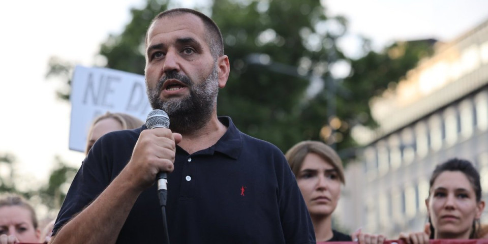 Bruka sa blokaderske liste! Parama stranih fondacija hteo da postane "kraljevački romeo"