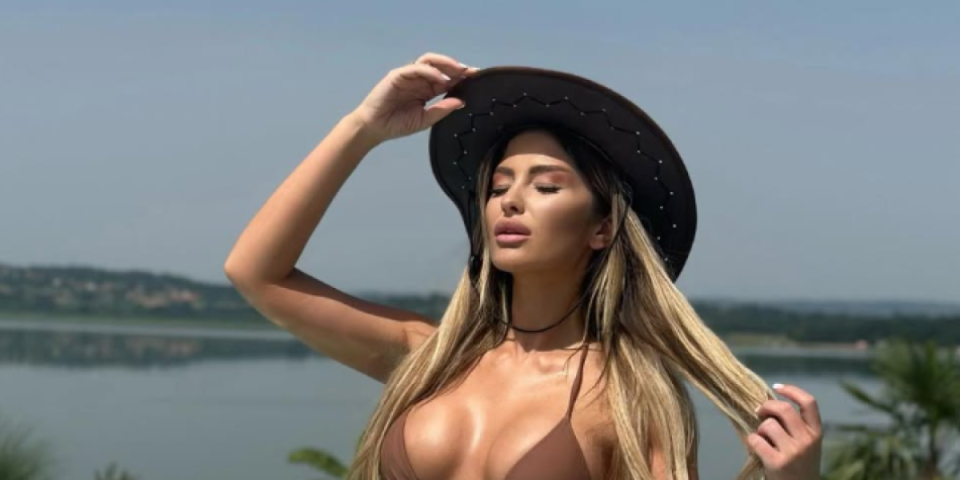 Vrela Pinkova voditeljka muškarcima zagolicala maštu: Skinula se, a svi joj gledaju u ovaj deo tela (FOTO)