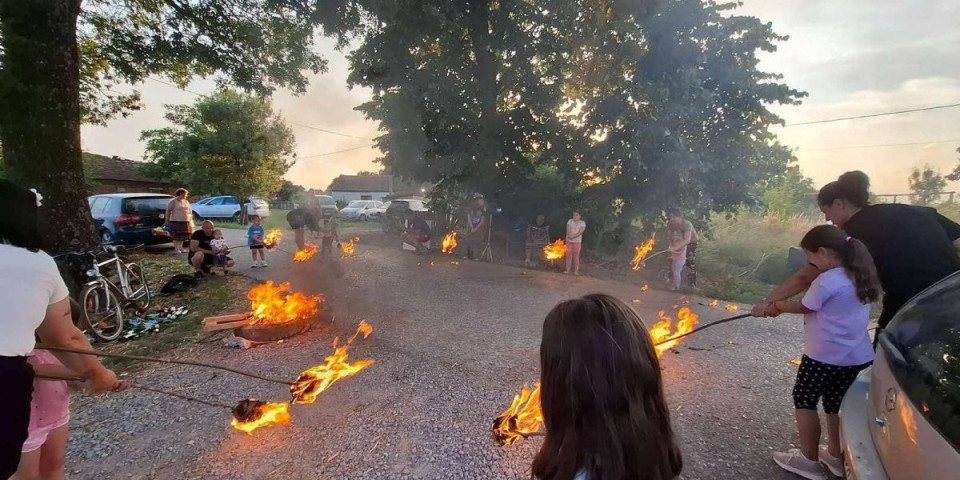 Uoči Petrovdana gorele lile širom Srbije: Građani čuvaju jedan od najlepših srpskih običaja (FOTO)