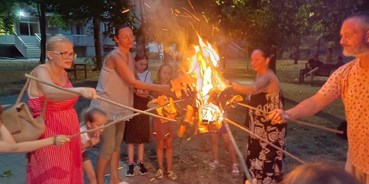 Deca i odrasli pale lile