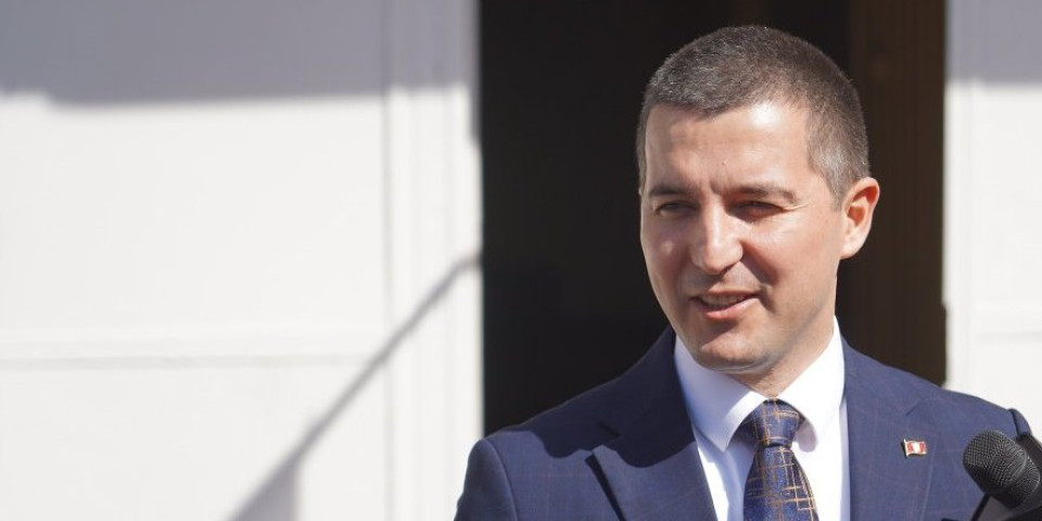 Ovi su jeli bunike! Bitanga se kiti tuđim perjem: Srpska policija uhapsila Zvicerovog kriminalca, Bečić proglasio "pobedu"!